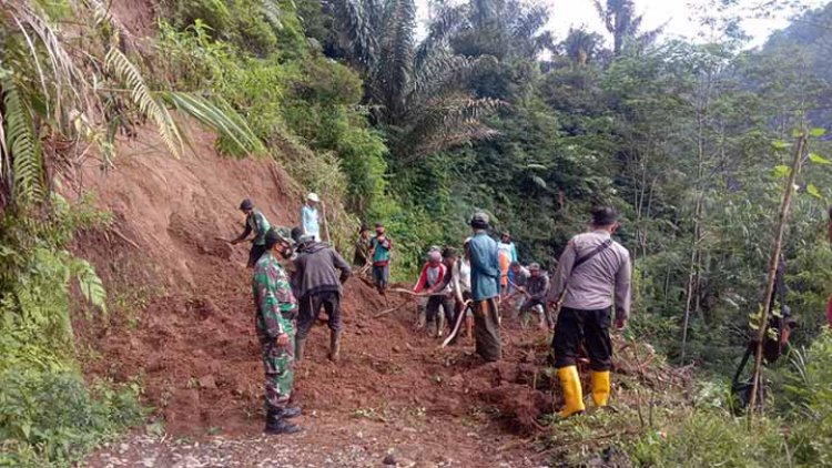 Longsor di Cigalontang Tutup Jalan Penghubung Dua Desa