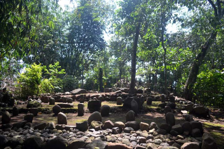 Pelataran Situs Makam Eyang Dalem Wijaya Kusuma dan Eyang Paminda