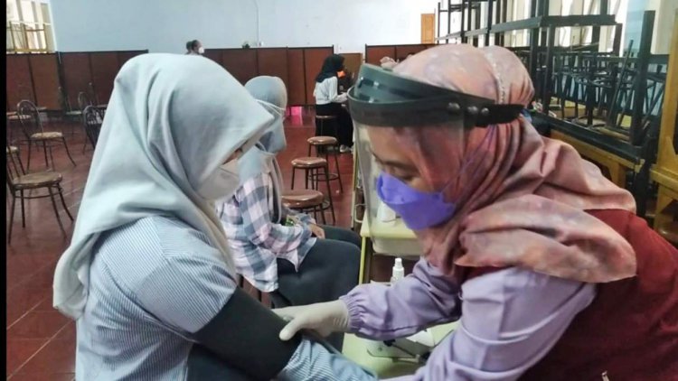 Rindu Belajar Tatap Muka, Ratusan Pelajar Al- Mutaqin Ikuti Vaksinasi