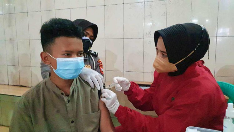 Ratusan Orang Ikuti Gerai Vaksin Presisi Keliling di Pesantren Persis 67 Benda