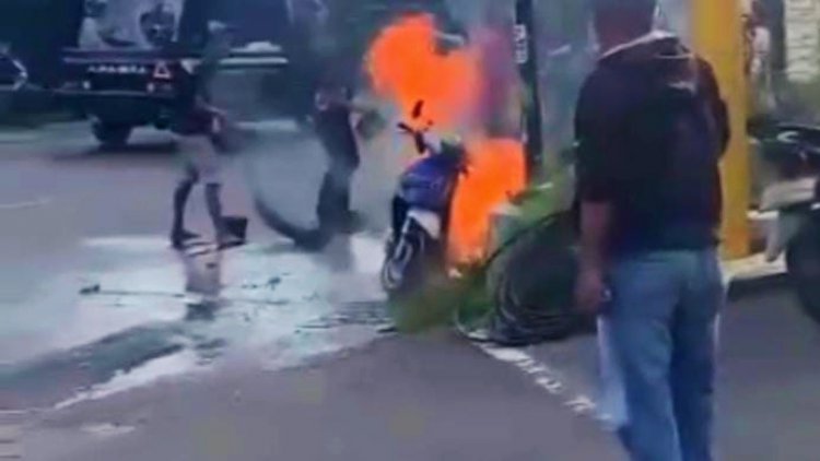 Antar Istri Belanja, Motor Iwan Ludes Terbakar di Pinggir Jalan