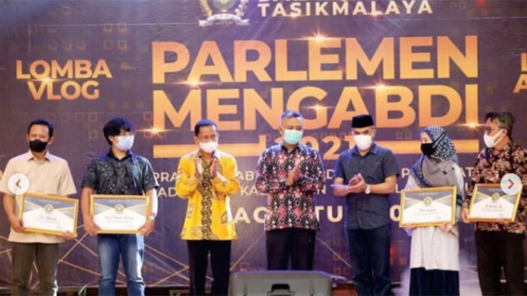 DPRD Umumkan Dan Serahkan Hadiah Bagi Pemenang “Parlemen Mengabdi”