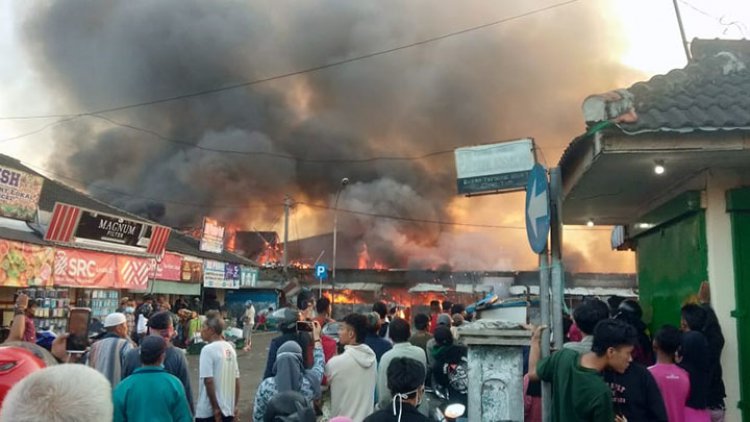 Diduga Korsleting Listrik, Puluhan Kios Pasar Ciawi Tasikmalaya Terbakar