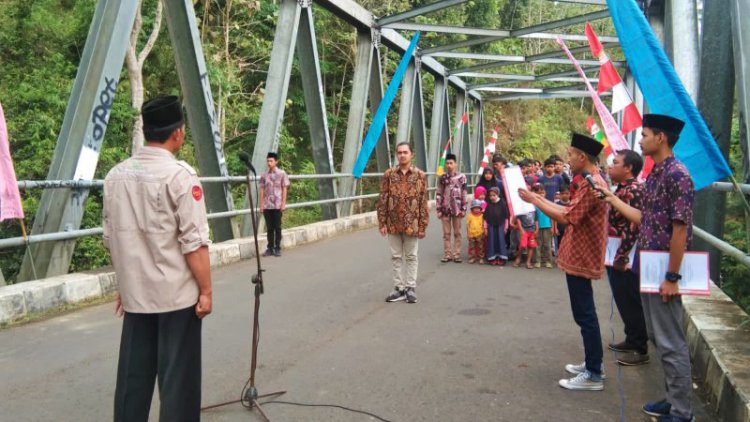 Peringati HUT RI Ke-76, Warga Gunung Jantra Gelar Upacara di Jembatan