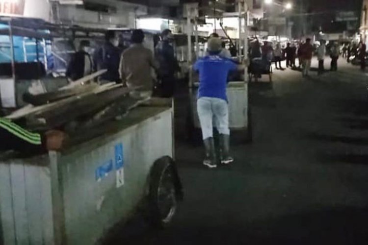 Puluhan Gerobak PKL di Jalan Cihideung Diangkut Petugas Gabungan