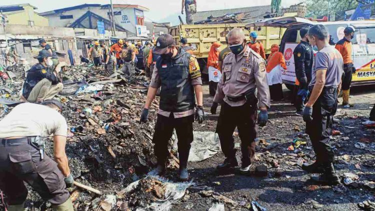 Sejumlah Unsur Gotong Royong Bersihkan Puing Kebakaran Pasar Ciawi