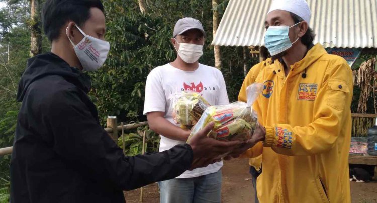 Peduli Sosial, Jurnalis Tasik Bantu Jompo di Desa Cisarua