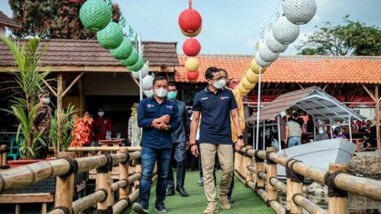 Sandiaga Uno Kunjungi Wisata Candi Cangkuang