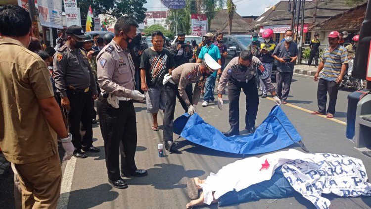 Menyalip dari Kiri, Seorang Pemotor Tewas Terseret Truk