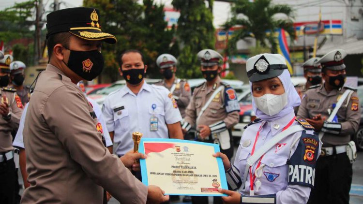 Kapolres Tasik Berikan Penghargaan dan Kadeudeuh untuk Tasya