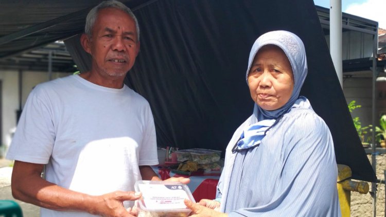 Usia Senja Tak Halangi Mak Tati dan Bah Yayat Tetap Berikhtiar