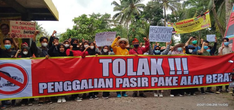 Tolak Penambangan Pasir, Puluhan Warga Desa Cikadongdong Gelar Aksi
