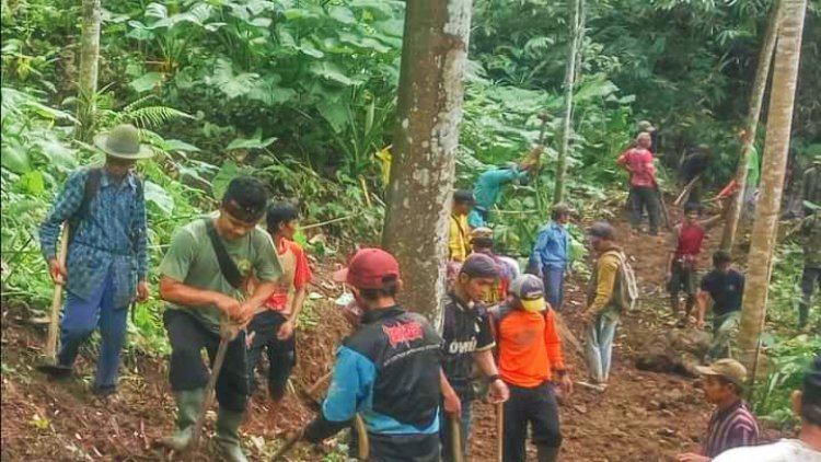 Warga Sudapala Gotong Royong Perbaiki Jalan