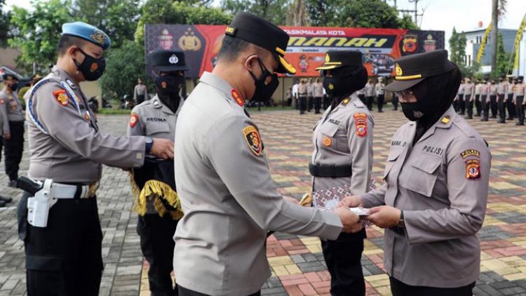 Kapolres Tasik Kota Berikan Penghargaan Bagi Personil dan Nakes