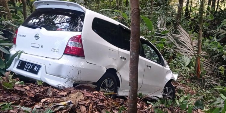 Hindari Truk, Grand Livina Juntai ke Jurang