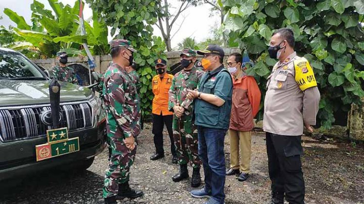 Pangdam III/Siliwangi Tinjau Gebyar Vaksinasi di Pantai Sindangkerta