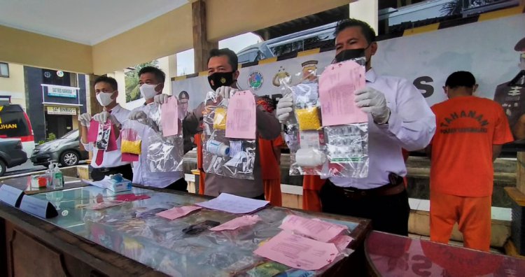 Polisi Amankan Ribuan Butir Obat Hexymer dan Tembakau Sintetis