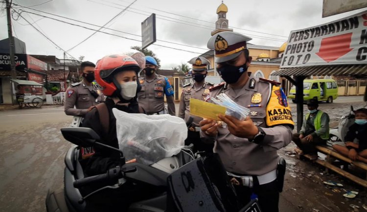 Operasi Patuh Lodaya, Satlantas Polres Tasik Berikan Sembako, Masker dan Helm