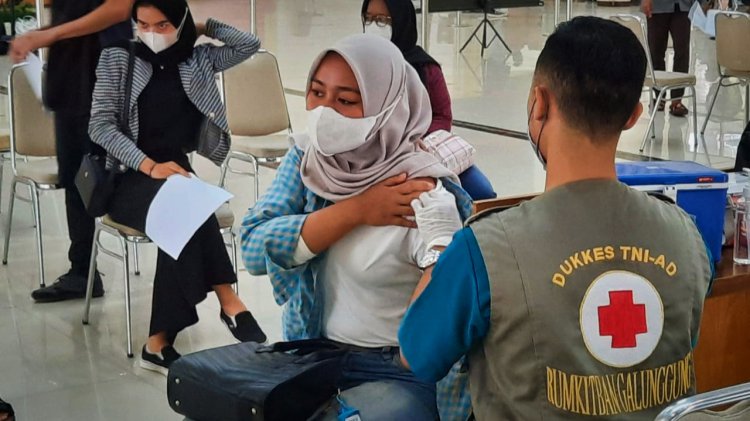 Ratusan Mahasiswa dan Warga Ikuti Vaksinasi Merdeka di Unsil