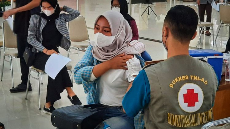 Ratusan Mahasiswa dan Warga Ikuti Vaksinasi Merdeka di Unsil