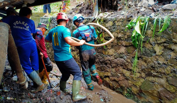 TAGANA Bantu Bersihkan Material Longsor di Singaparna