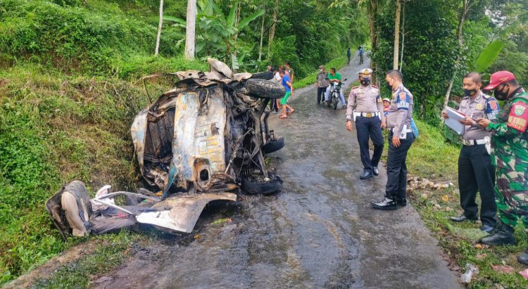 Hilang Kendali, Mobil Carry Tabrak Pohon dan Terbakar