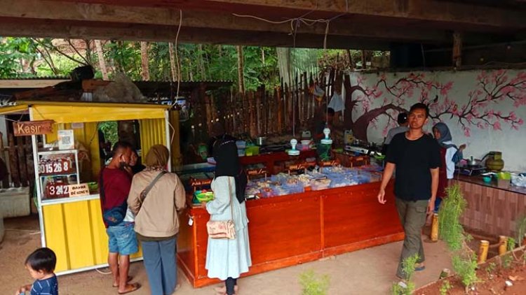 Warung Seblak di Kolong Jembatan Ini Jadi Buruan Pecinta Kuliner