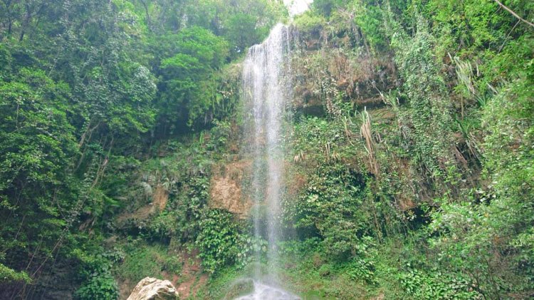 Curug Cinunjang Pikat Wisatawan Lokal