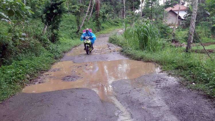 Jalan Penghubung Desa Mandalamekar dengan Mandalahurip Rusak Berat