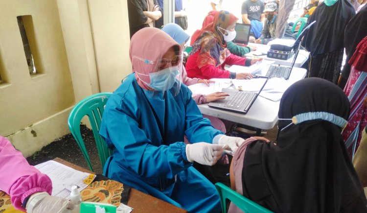 Ratusan Warga Antre Vaksinasi Massal di Polsek Mangkubumi