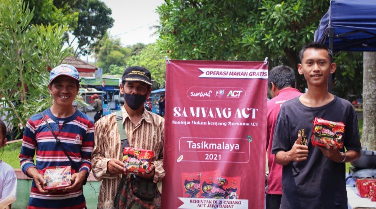 Ribuan Warga Ikuti Makan Bareng Mie Samyang Gratis