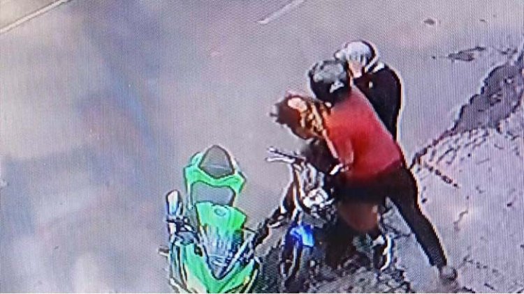 Video Pemotor Hajar Dua Pemuda Viral di Medsos