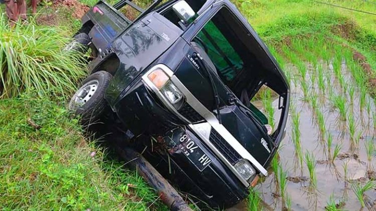 Mobil Pick Up Hantam Tiang Lalu Terjun ke Sawah