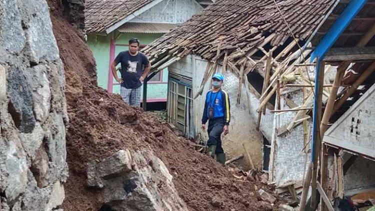 Longsor di Salawu Akibatkan Dua Rumah Warga Rusak Berat