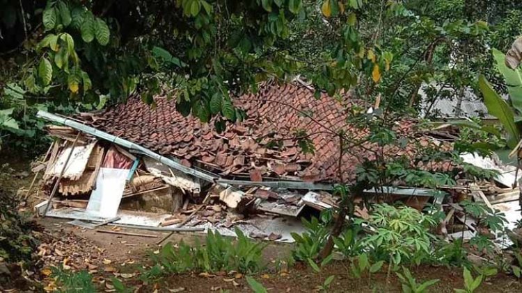 Dimakan Usia, Rumah Mak Anah Ambruk