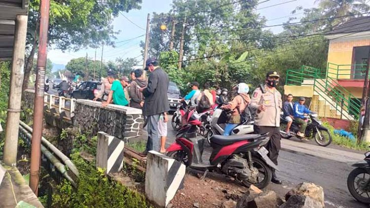 Kapolsek Cibeureum Sambangi Rumah Ambruk Akibat Longsor