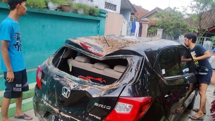 Sial, Mobil Rusak Tertimpa Rumah Ambruk