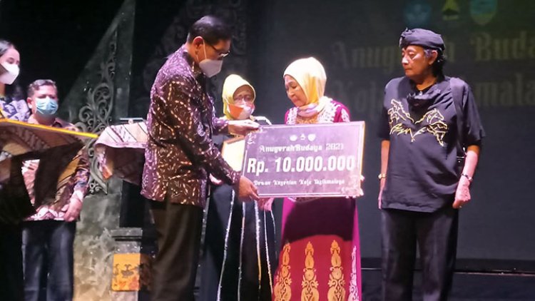 Juru Kawih Senior Tasik Terima Anugerah Budaya 2021