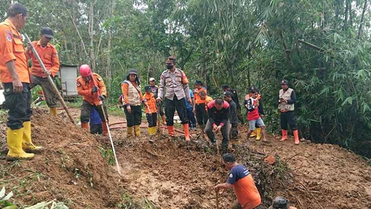 Warga Salopa dan BPBD Bersihkan Material Longsor