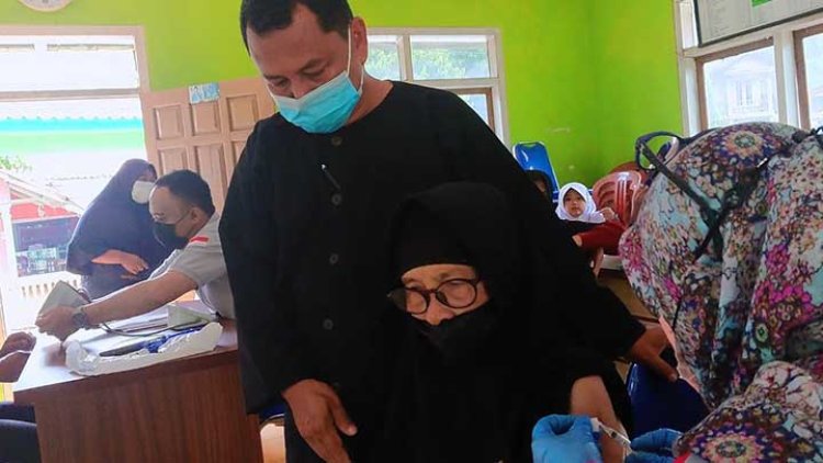Para  Lansia di Pelosok Desa sangat Antusias Ikuti Vaksinasi