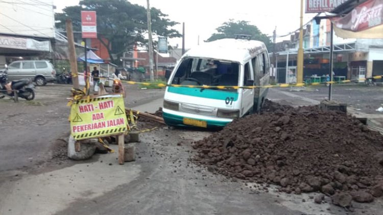 Minim Rambu-rambu Angkot 07 Nyungseb Masuk Galian Crosing Jalan