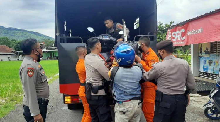 Satuan Samapta Polres Tasik Kota Bantu Warga Lewati Banjir