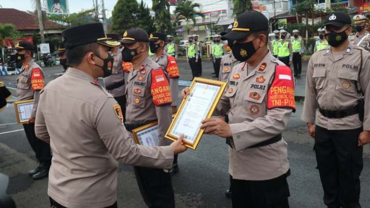 Sejumlah Personil Polres Tasik dan Polsek Jajaran Terima Penghargaan