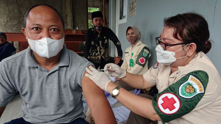 Nakes Rumkitban Galunggung Layani Vaksinasi Hingga ke Pelosok