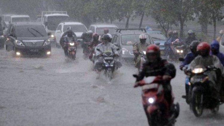 Sebagian Besar Indonesia Diprakirakan Dilanda Hujan Lebat Berangin