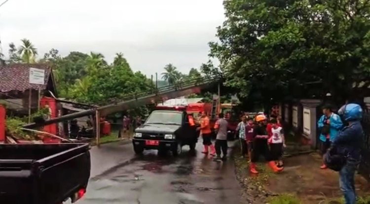 Hujan Es Disertai Angin Kencang Tumbangkan Pohon dan Baliho