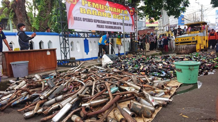 Ribuan Botol Miras dan Knalpot Bising Dimusnahkan