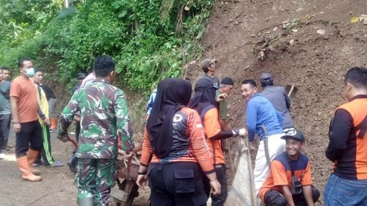 Tebing di Awiluar Longsor Tutup Akses Jalan