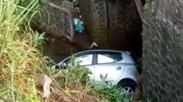 Sopir Mengatuk, Mobil Agya Terjun ke Sungai