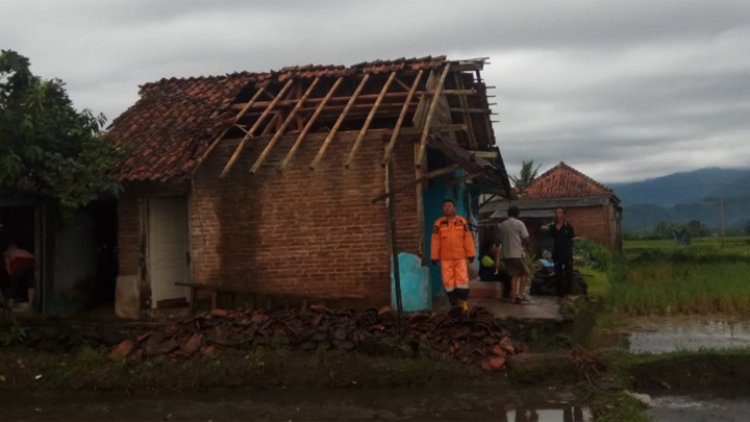 Disapu Angin Kencang, Atap Rumah Sokan Rusak